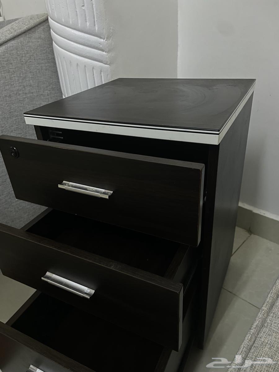 Three-drawer dresser with a golden clothes hanger and a long mirror63326350431746111