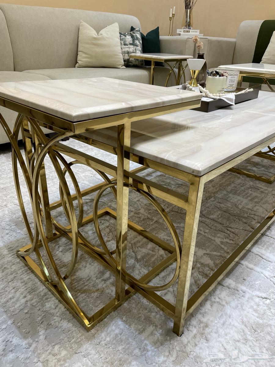 A large marble table and 4 service tables63326592864514111