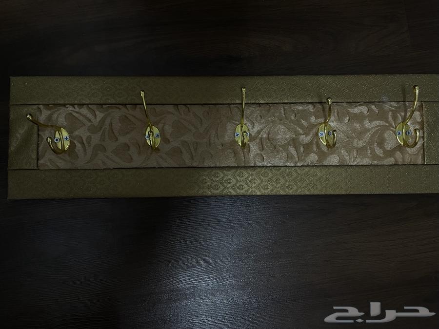 Three-drawer dresser with a golden clothes hanger and a long mirror63326350431746112