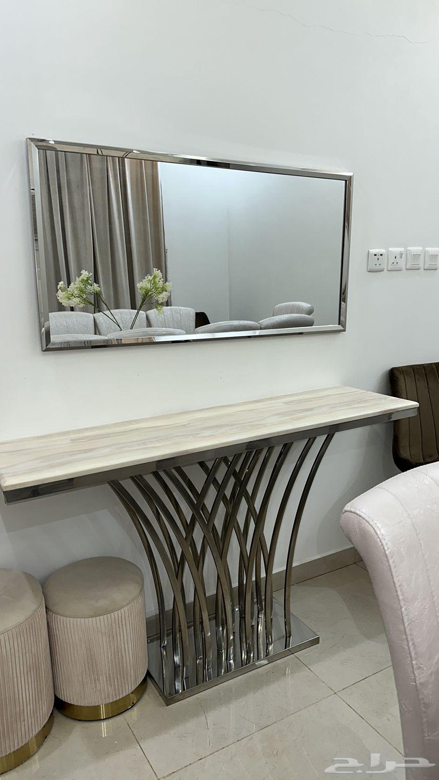 Clean marble reception table63326175724290112