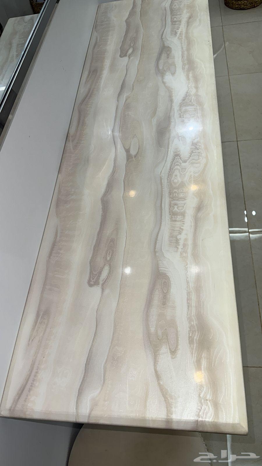 Clean marble reception table63326175724290113