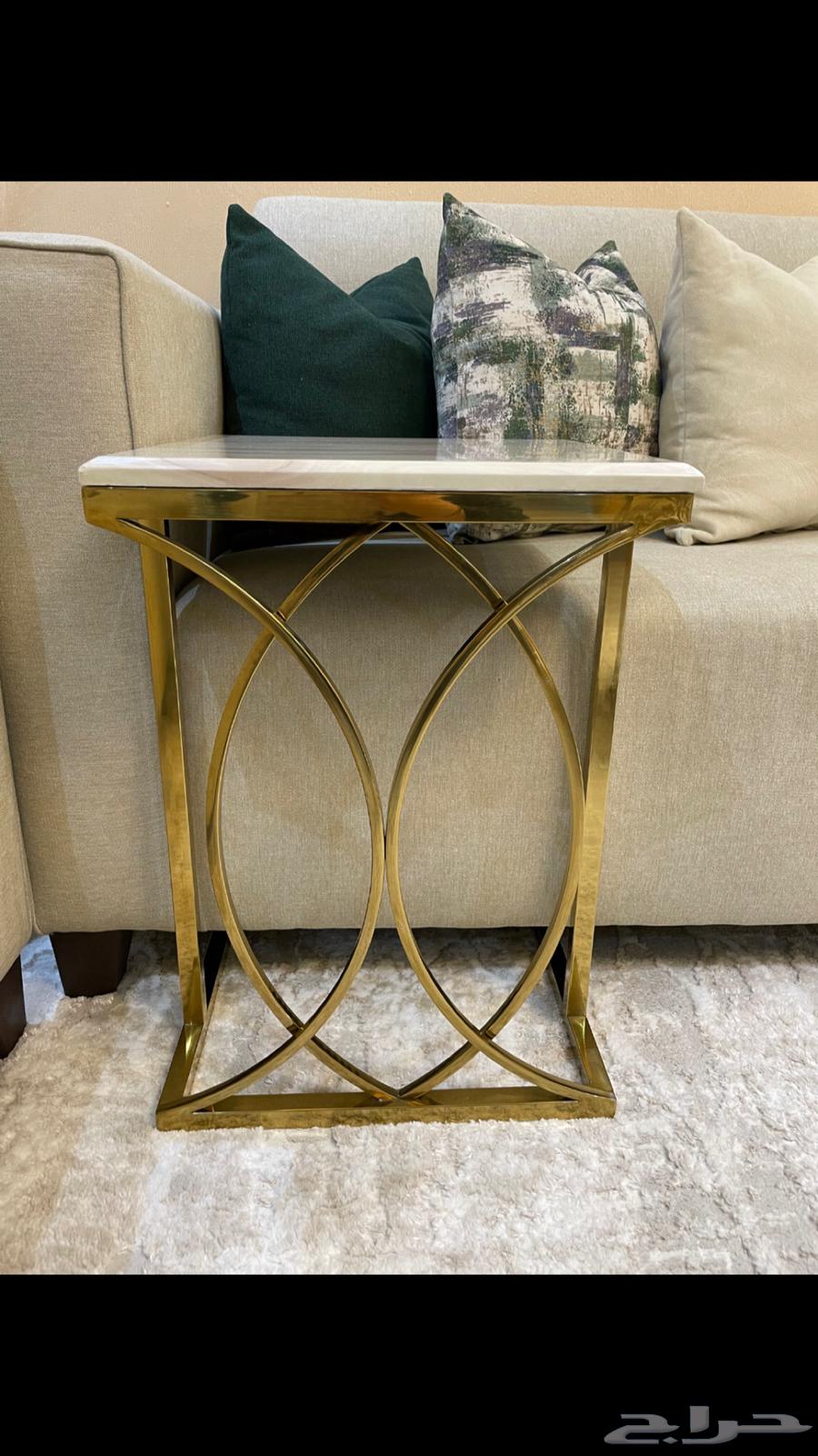 A large marble table and 4 service tables63326592864514112