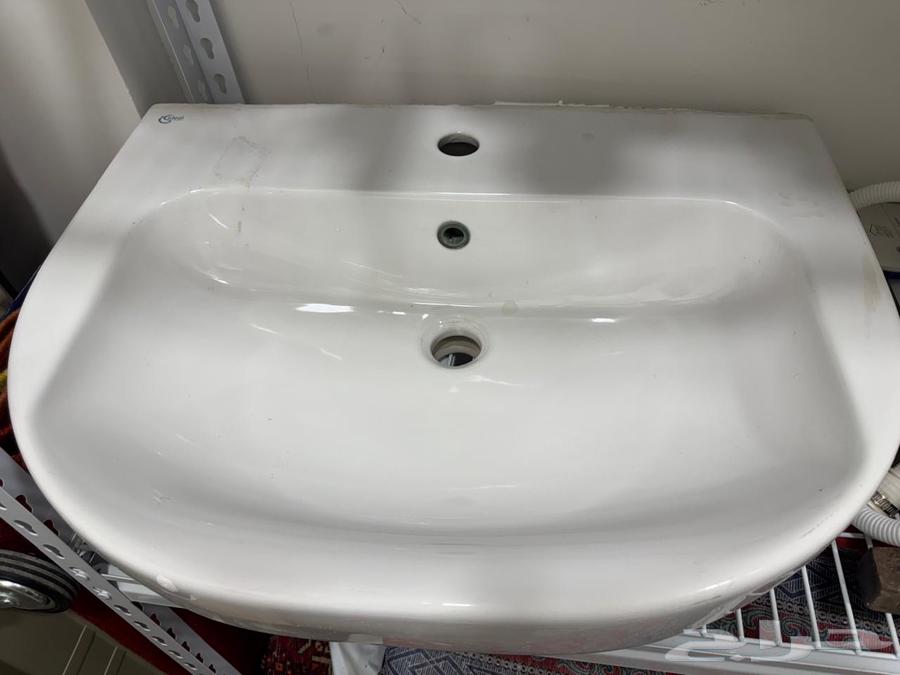 Ideal Standard hand washbasin in good condition, never used63325641996546112