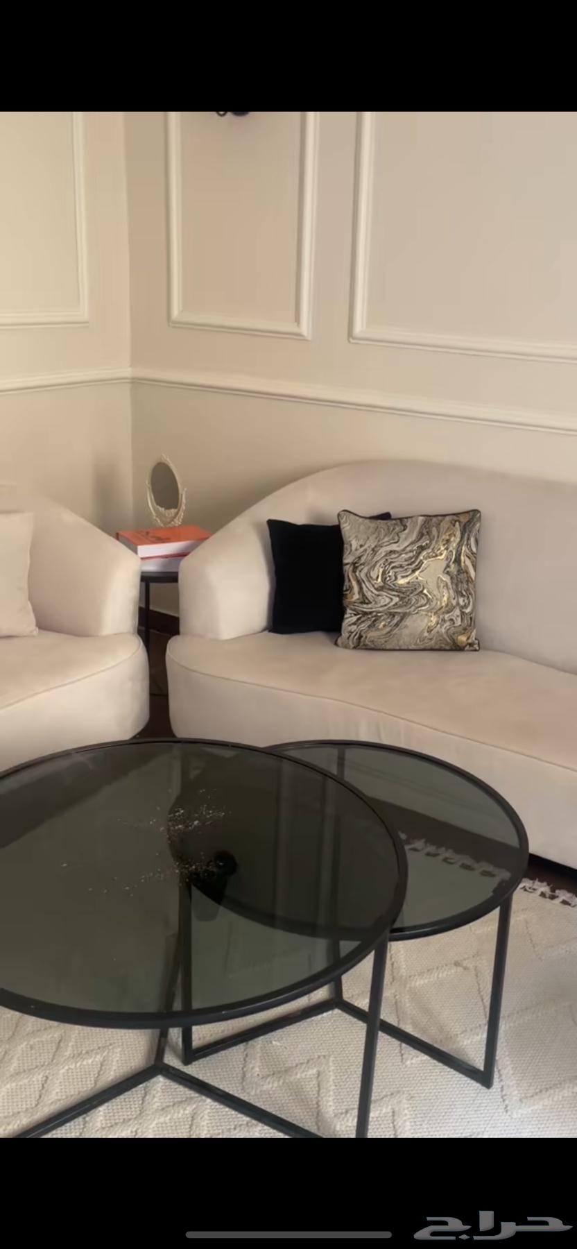 A semi-new bookshelf, used for one year, includes the table and wall lighting.63325562256130112