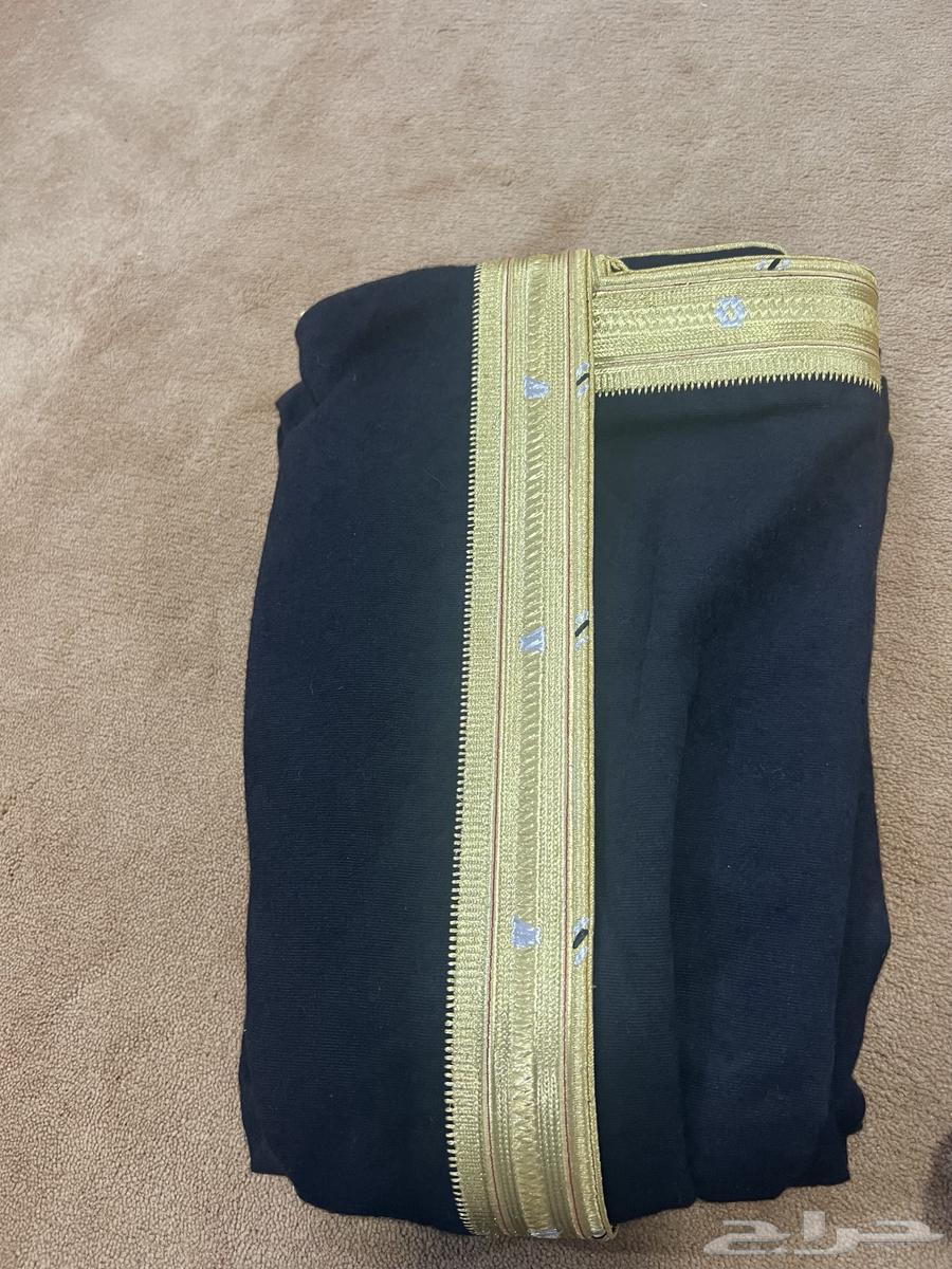 2 winter coats, black and beige, in like-new condition63324624350977111