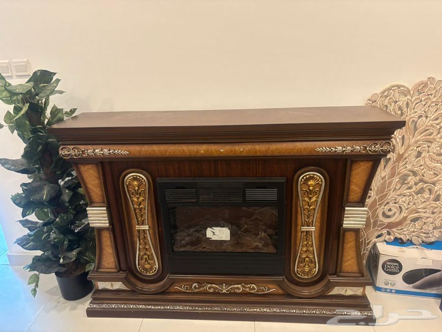 A table for the TV with a semi-new heater and a table and a set of guest tables633245382876181115