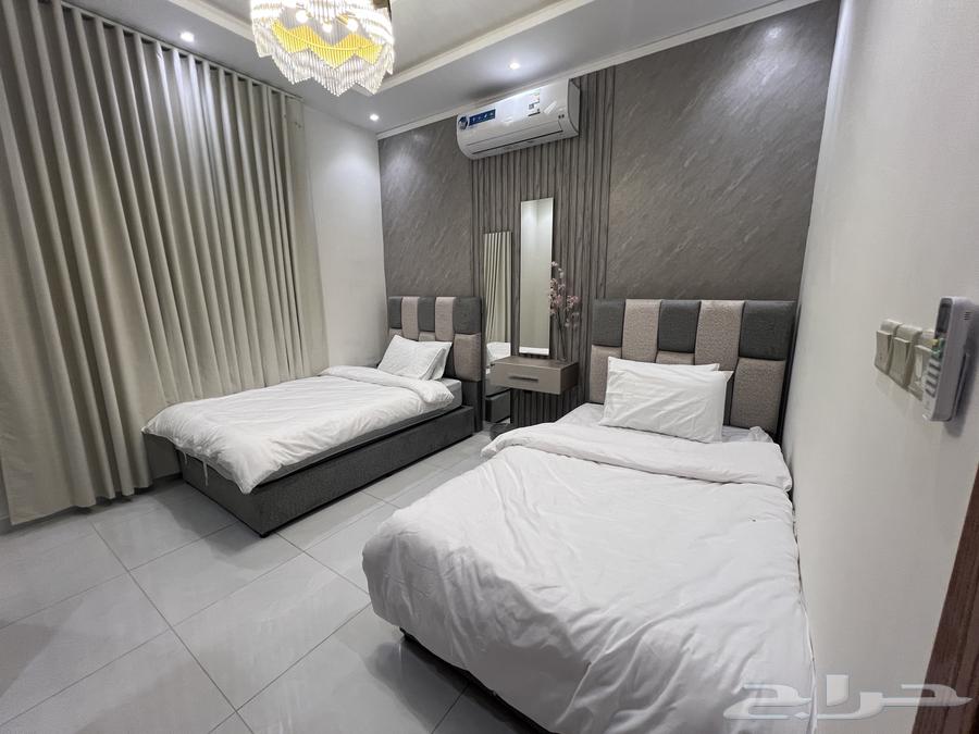 A new furnished apartment with 3 bedrooms, a kitchen, and a living room in Al-Rabwah and Al-Worod districts.63005908303235113