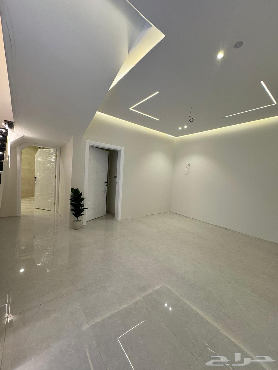 فيلا بمساحه كبيره وقريبه من المطار63006106227330111