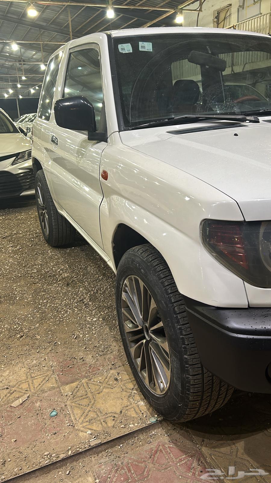 Mitsubishi Pajero 2001, four-cylinder, single door, quarter body63534387845250112