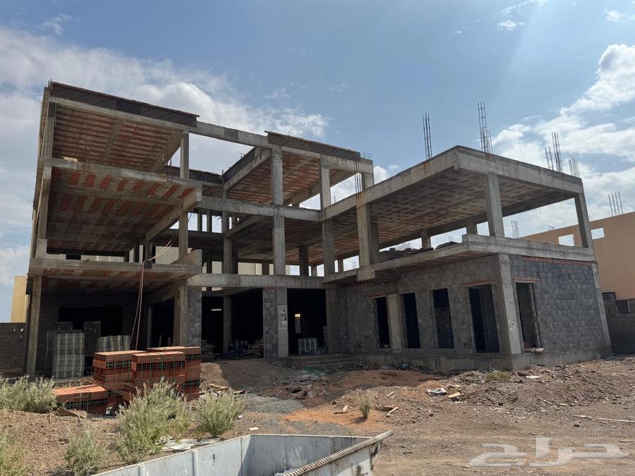 There is a commercial street with a personal building for sale63006407123713112