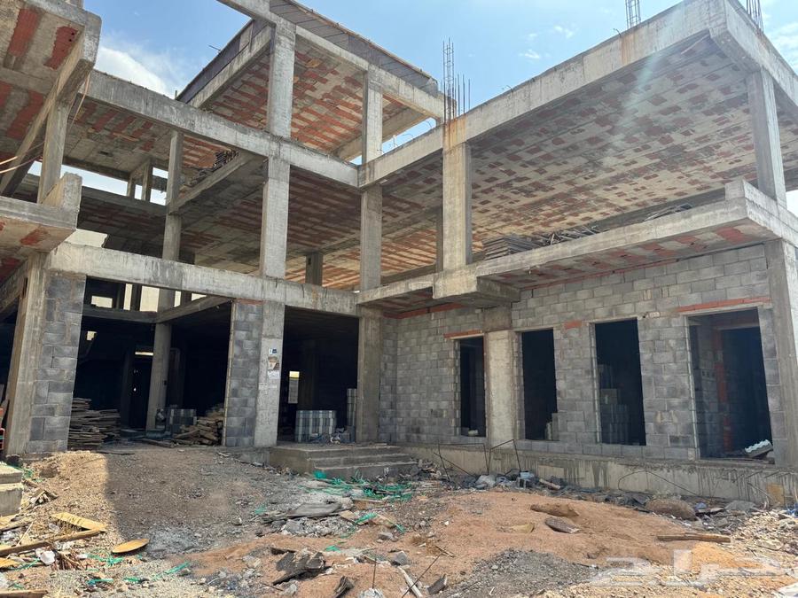 There is a commercial street with a personal building for sale63006407123713114