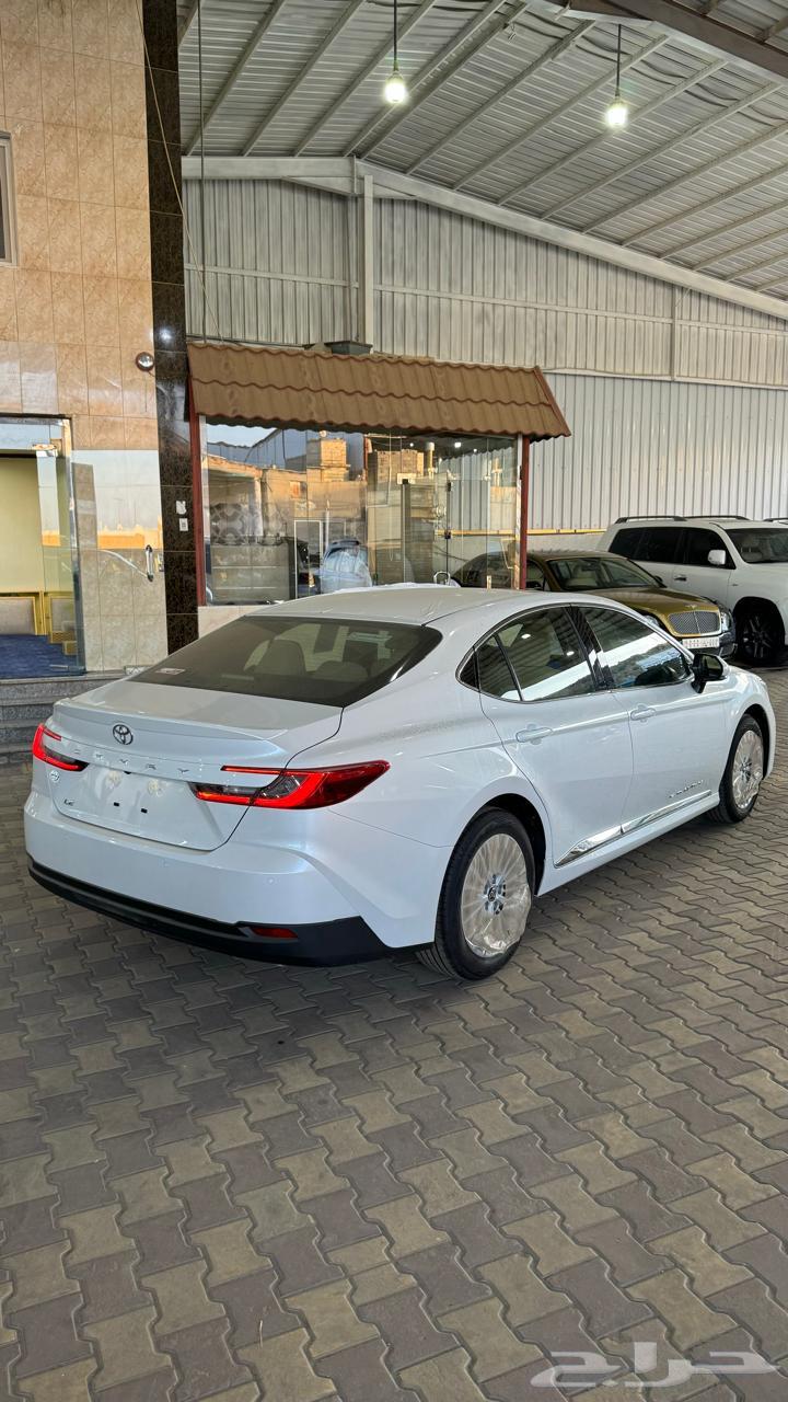 Camry LE white gasoline banks and institutions and companies63533582870785113