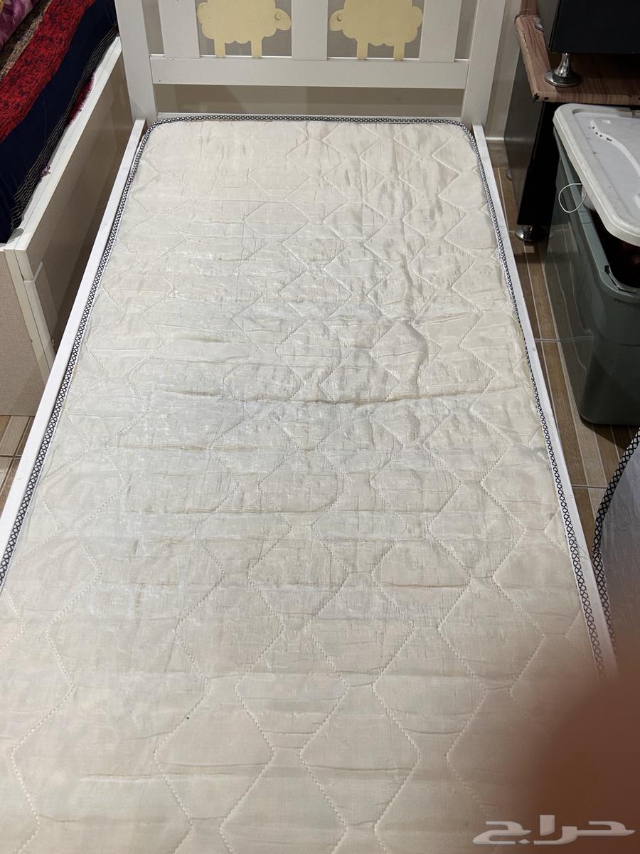 Bed and children's chair63293199615235111