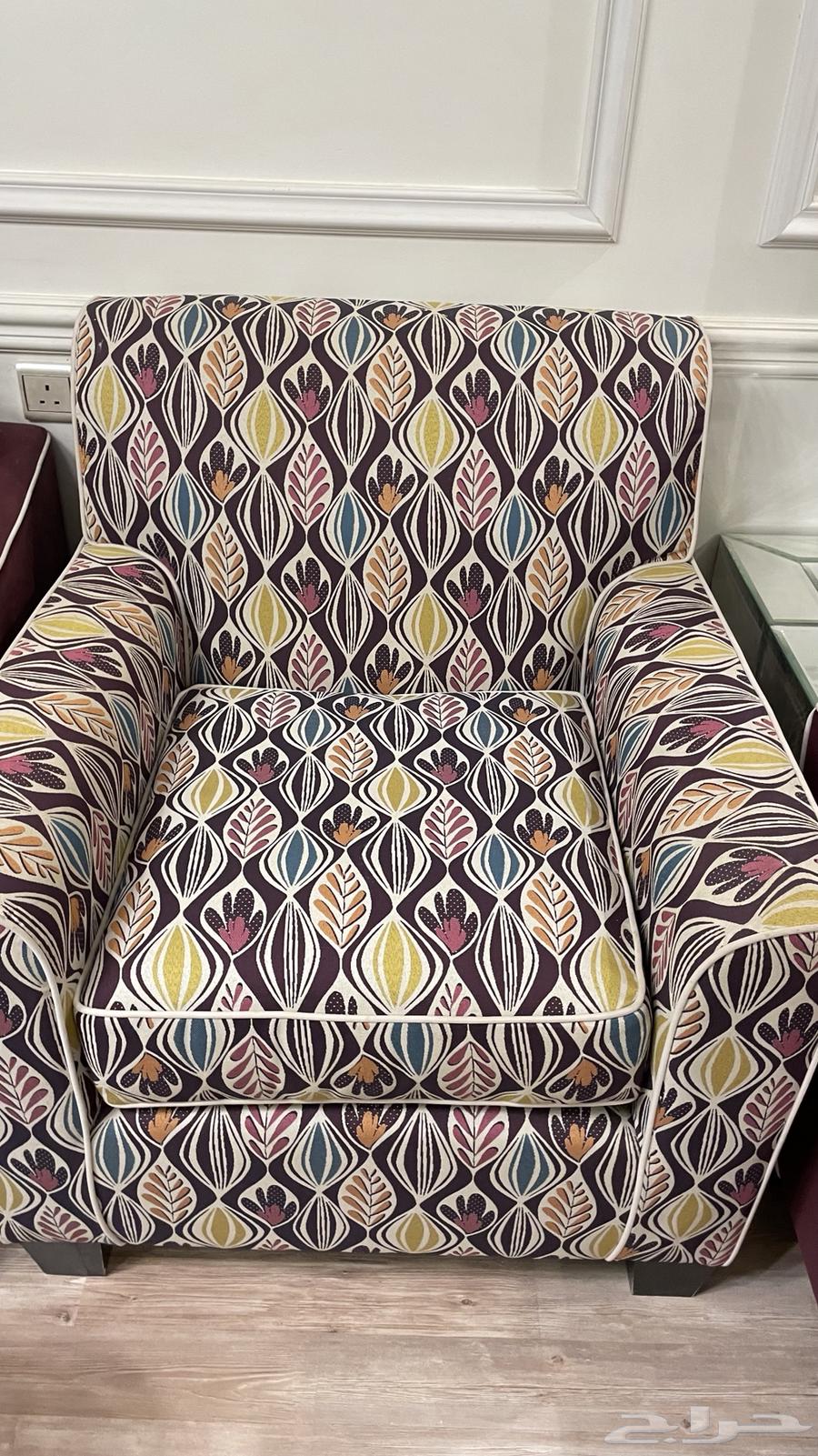 Three large sofas and two small ones, and a note that the sofas are comfortable and clean.63290042578818110