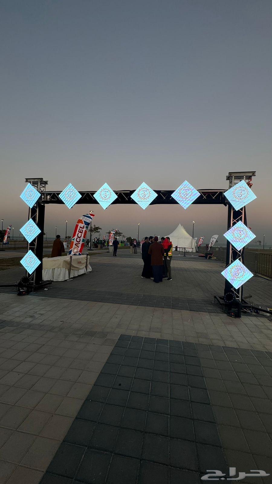 Opening screens63290086738690112