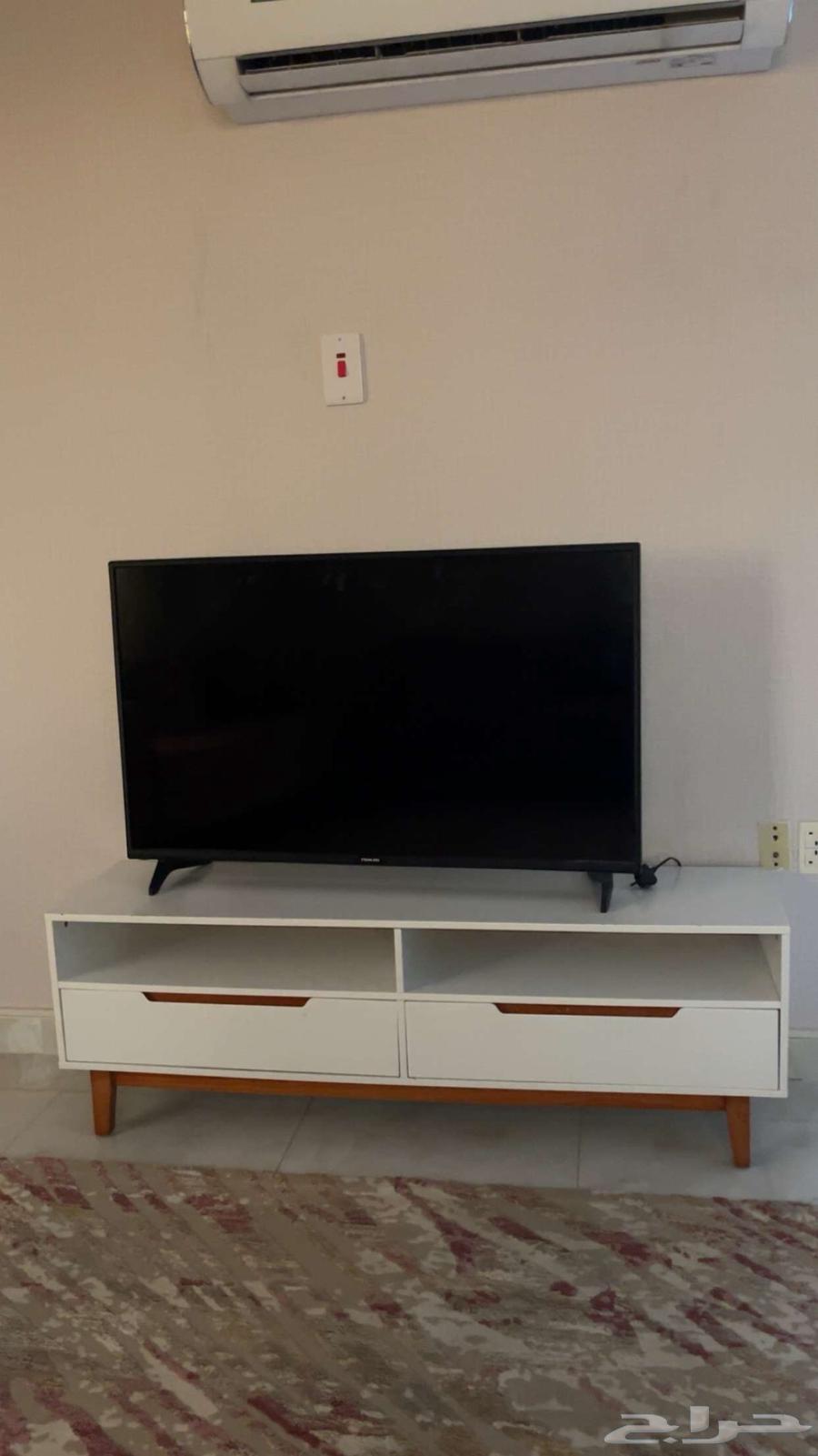 Semi-new TV table632789813610251111