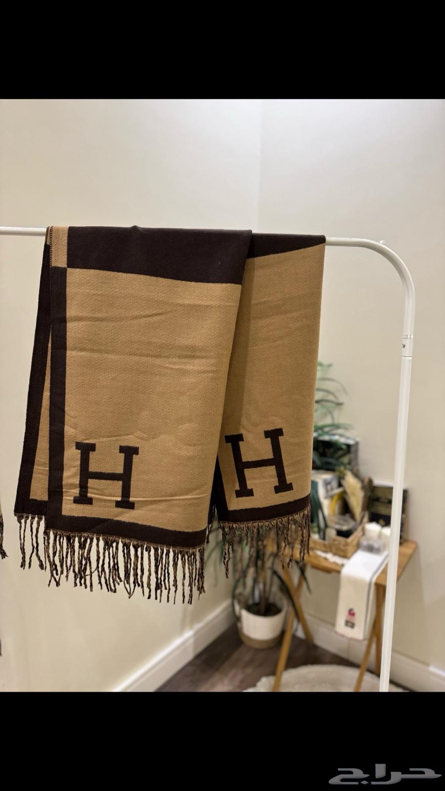 Hermes scarf Louis Vuitton. 12963277864320643112