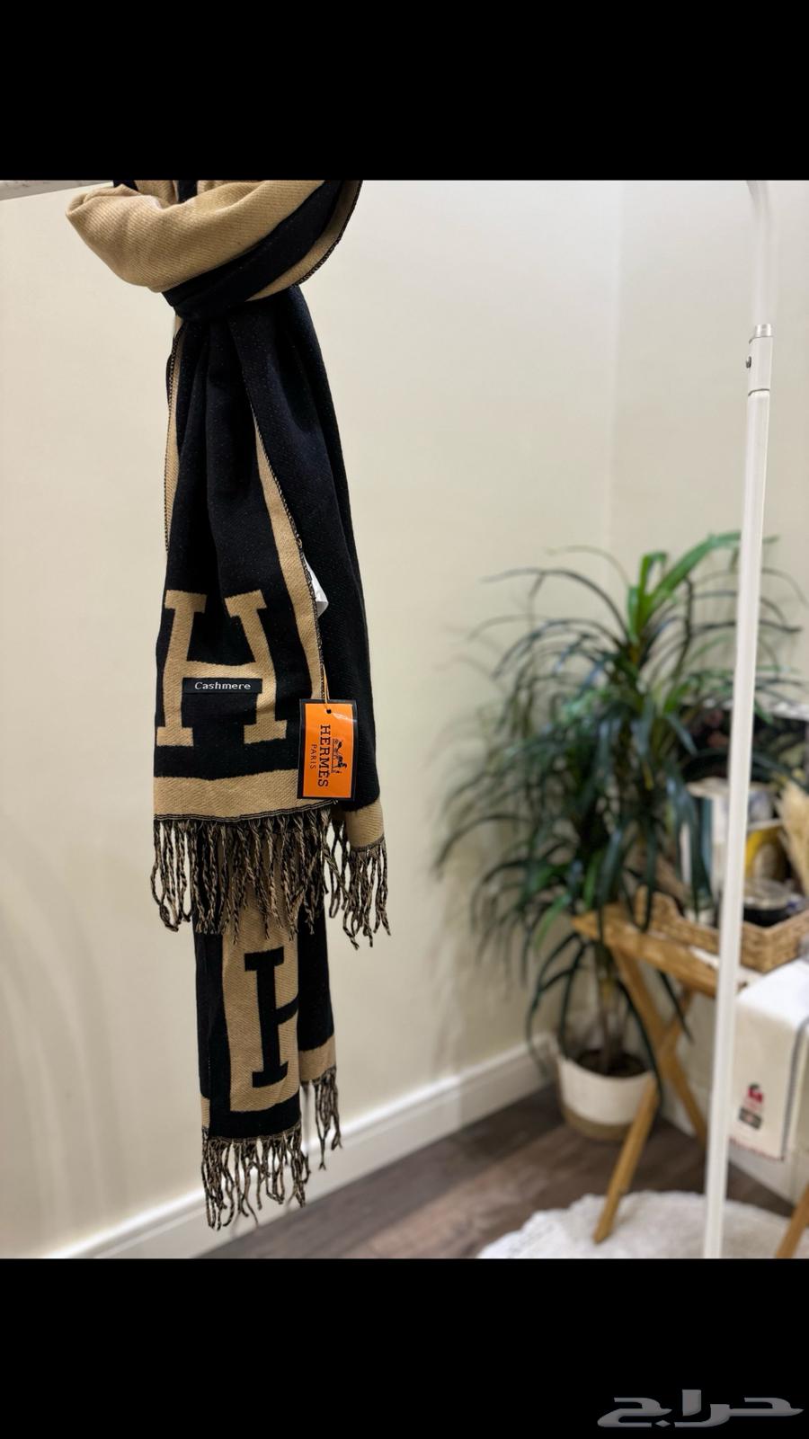 Hermes scarf Louis Vuitton. 12963277864320643114