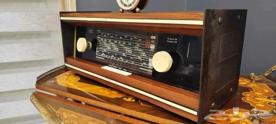 For sale, vintage radio63272765665538112