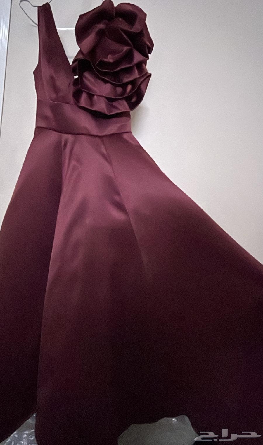 فستان سهرة أنيق مثل المودل باللبس القماش واقف نفس الصورة63617099943554111