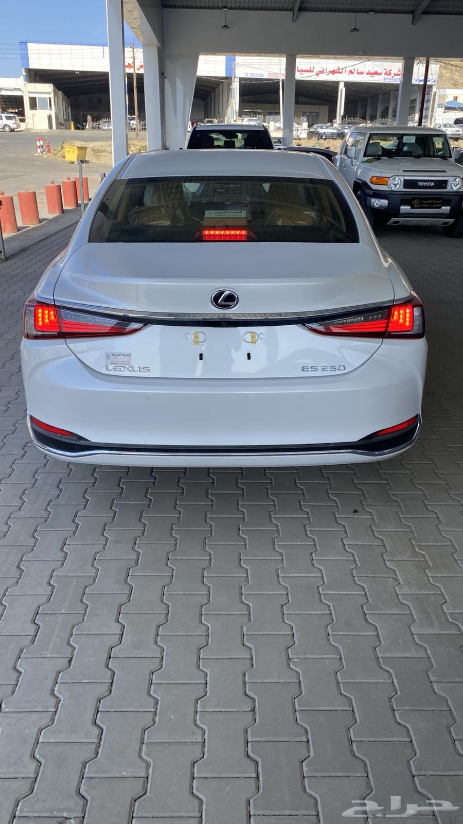 لكززس ES250 AA موديل 2024 اللون ابيض بنزين مكينه 250063470179679235114