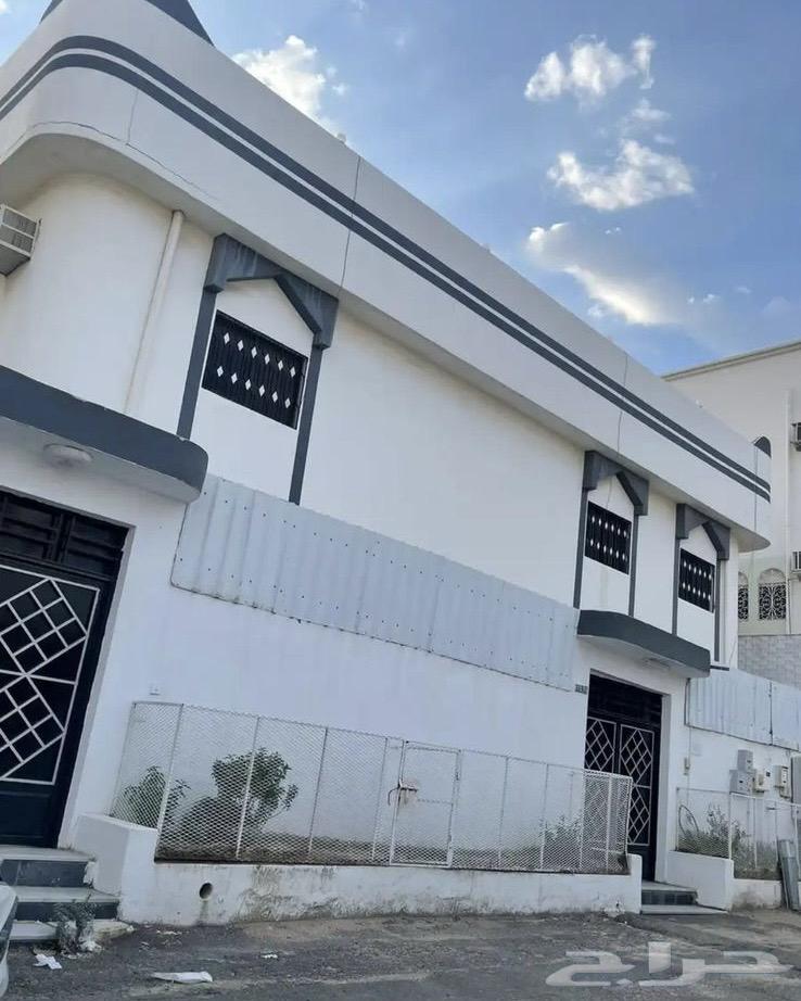A three-story building for sale in Khamis Mushait for 72063007147715971114