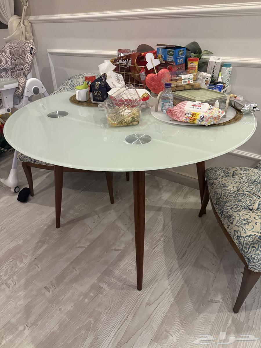 White-colored TV table63265801760386114