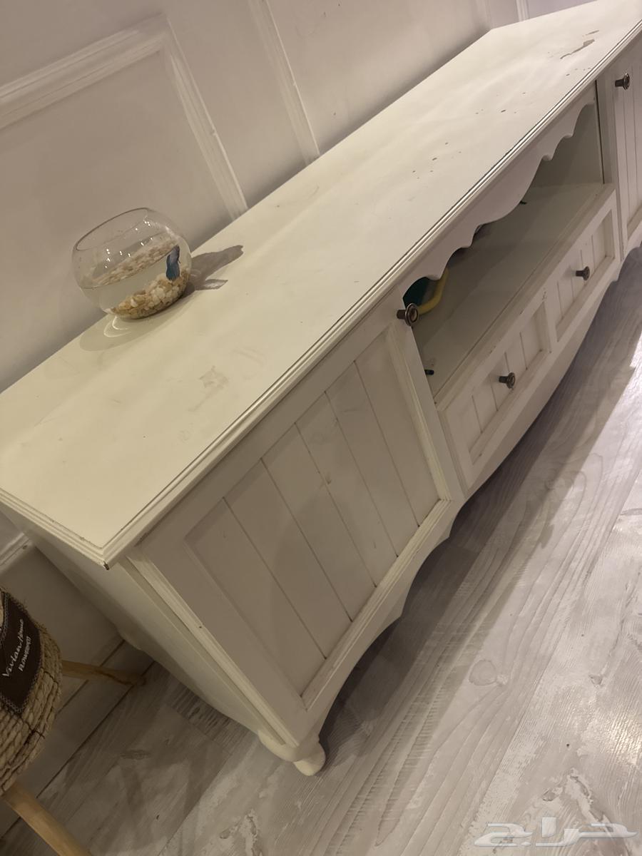 White-colored TV table63265801760386111
