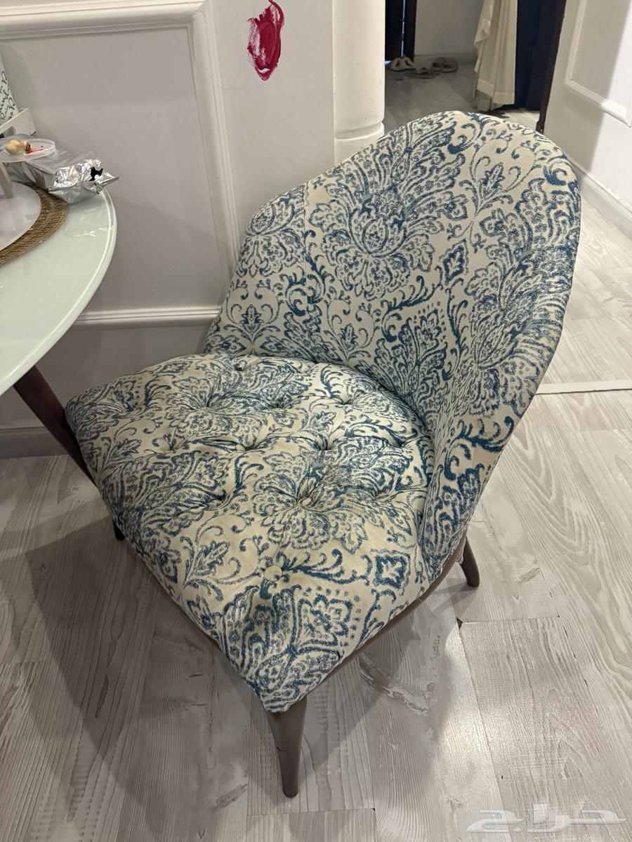 White-colored TV table63265801760386113