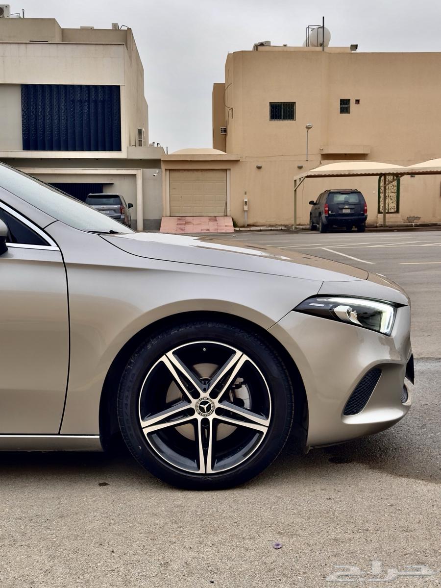 For sale, Mercedes A200 with no accidents, low mileage, and maintenance only at the authorized dealer.63490360483201112