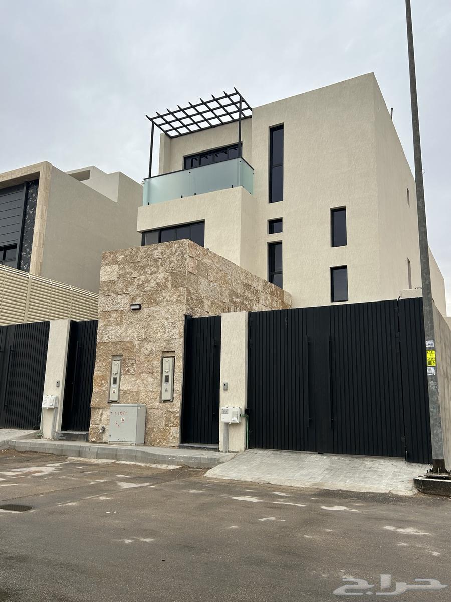 For sale: Two houses and a ground floor apartment in Al-Khalij district.63007258227843111
