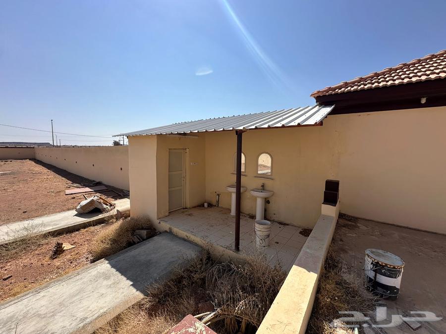 For sale: a land with a rest house built on it, located on Al-Jubail Road next to the ship traffic.62886378583299113