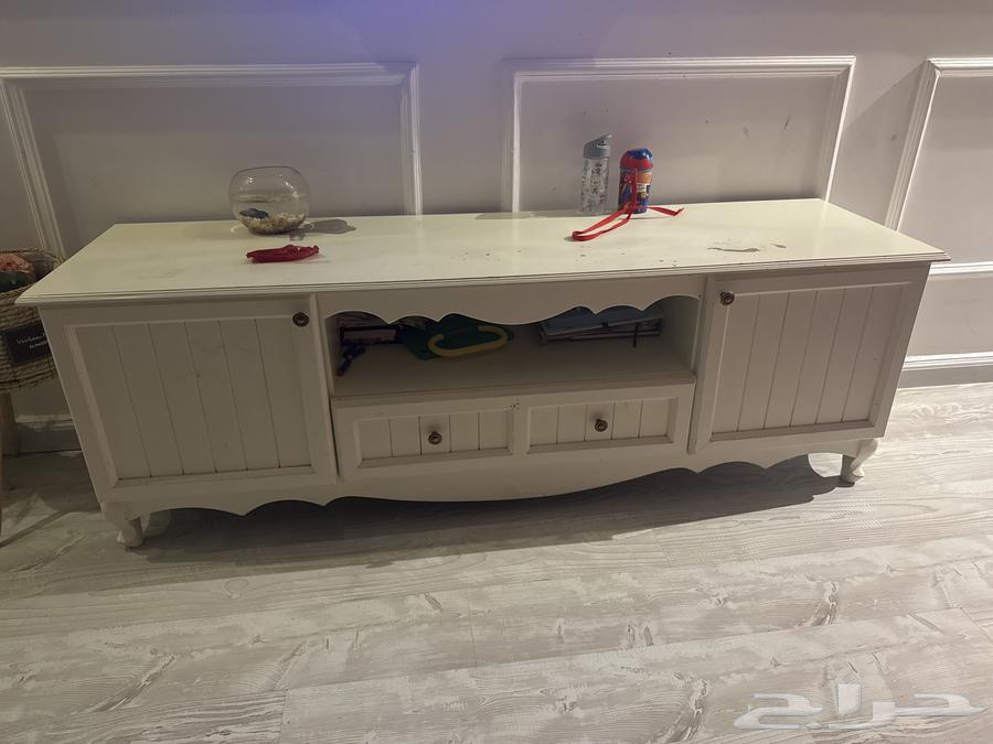 White-colored TV table632658017603861119
