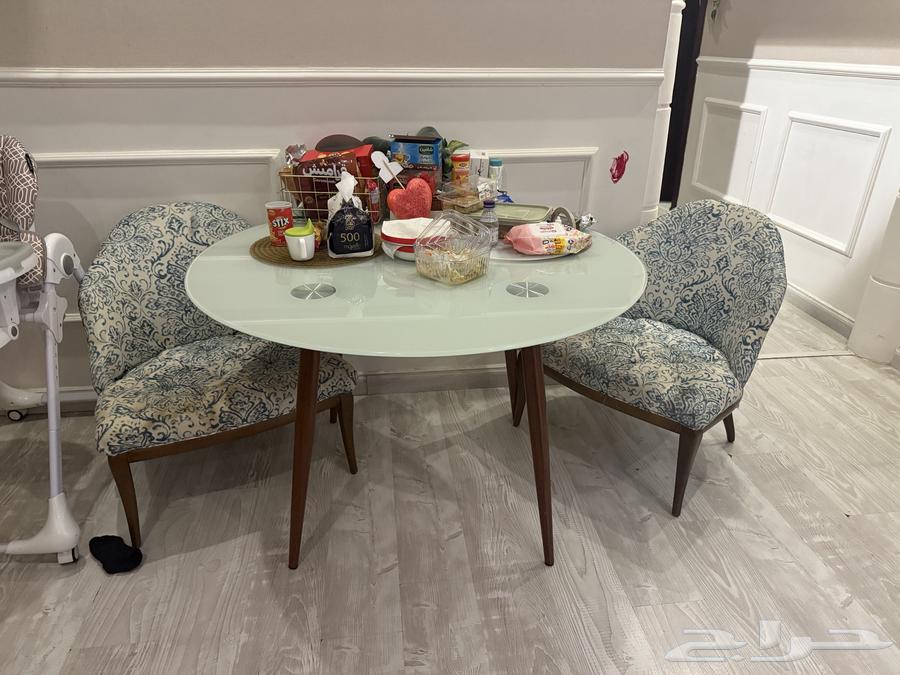 White-colored TV table63265801760386112