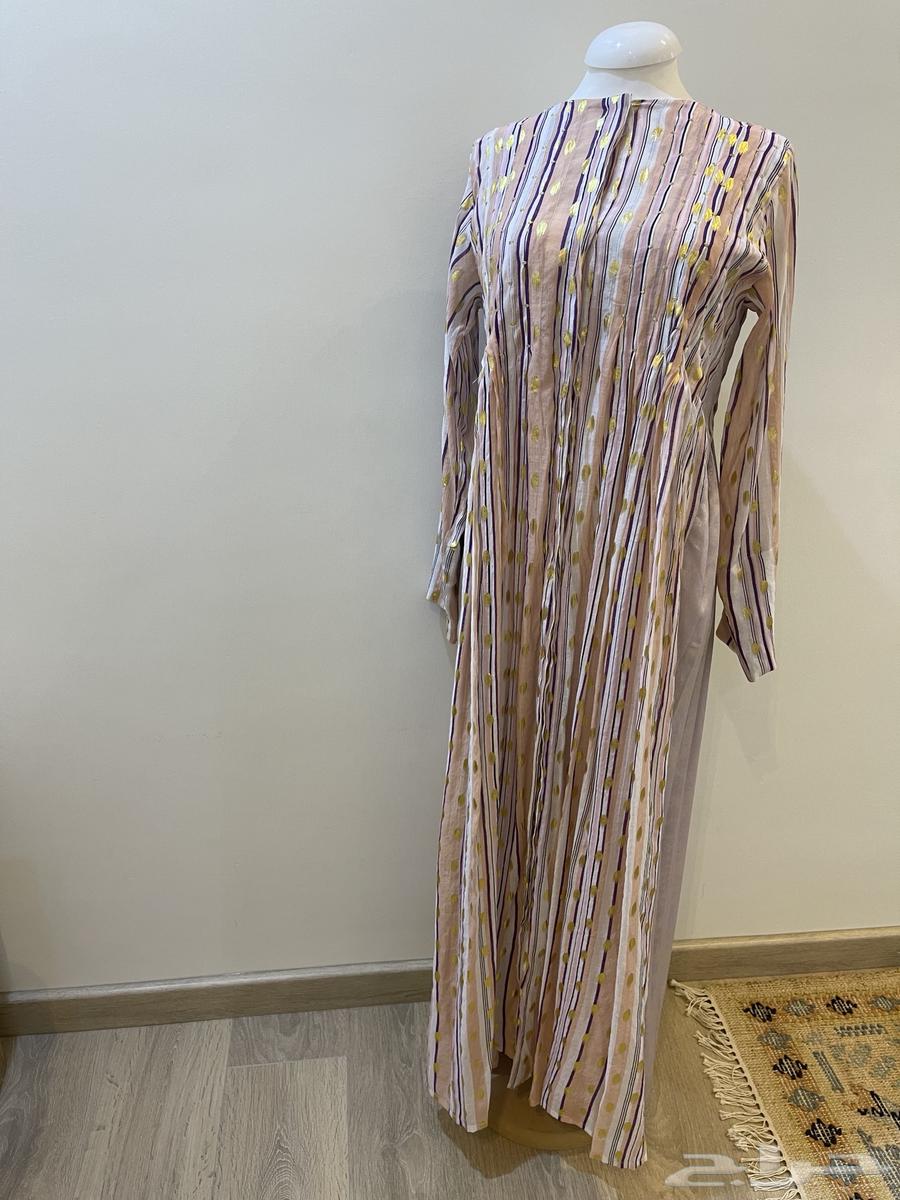3 jalabiyas from Dar Makhriz and one from Bardah, all of them are wearing large sizes.63007383359361113