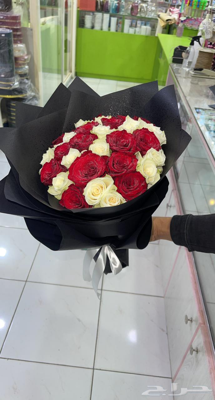 Gift delivery representative and flower arrangement in Riyadh63007342427137111