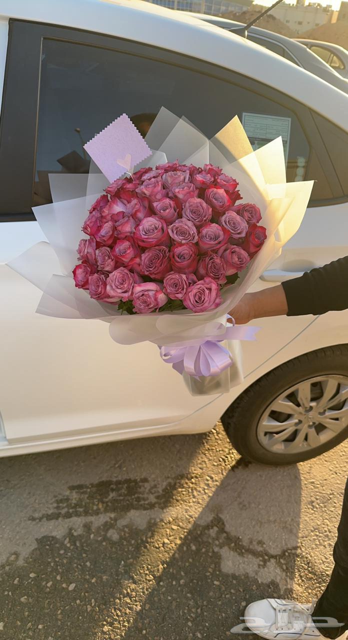 Gift delivery representative and flower arrangement in Riyadh63007342427137114