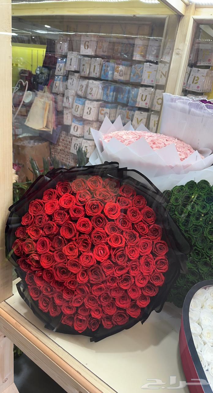 Gift delivery representative and flower arrangement in Riyadh63007342427137112