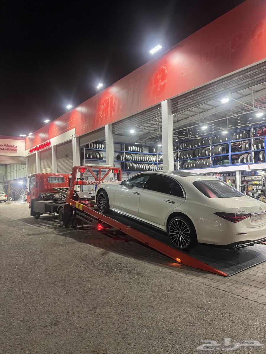 Hydraulic flatbed for transporting luxury, broken down and damaged cars63007495441025111