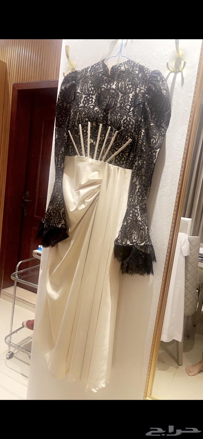 A dress that flatters the body and has beautiful fabric details, worn once63262663470849115