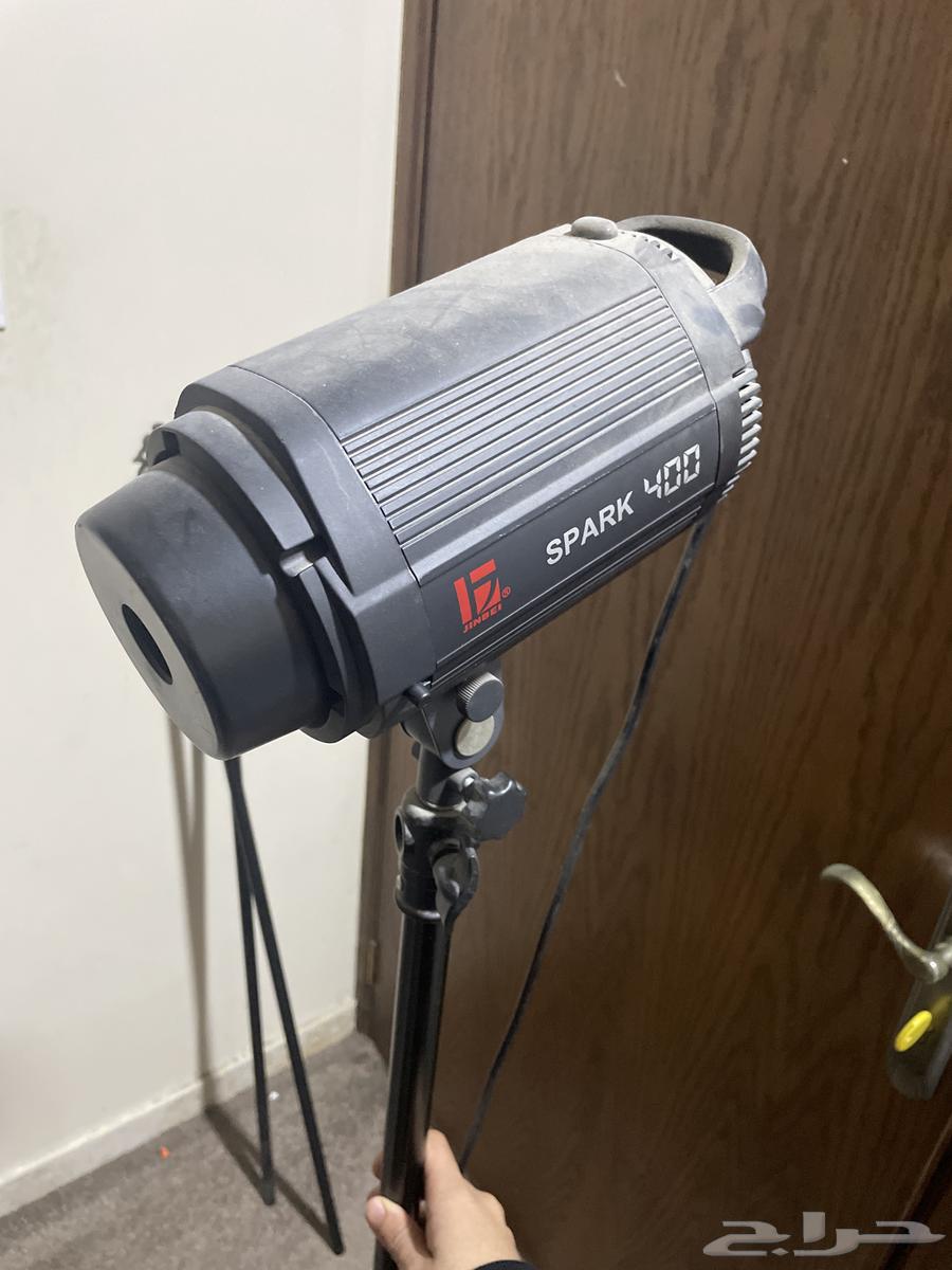 400GB camera lighting with its stand.63253184115715117