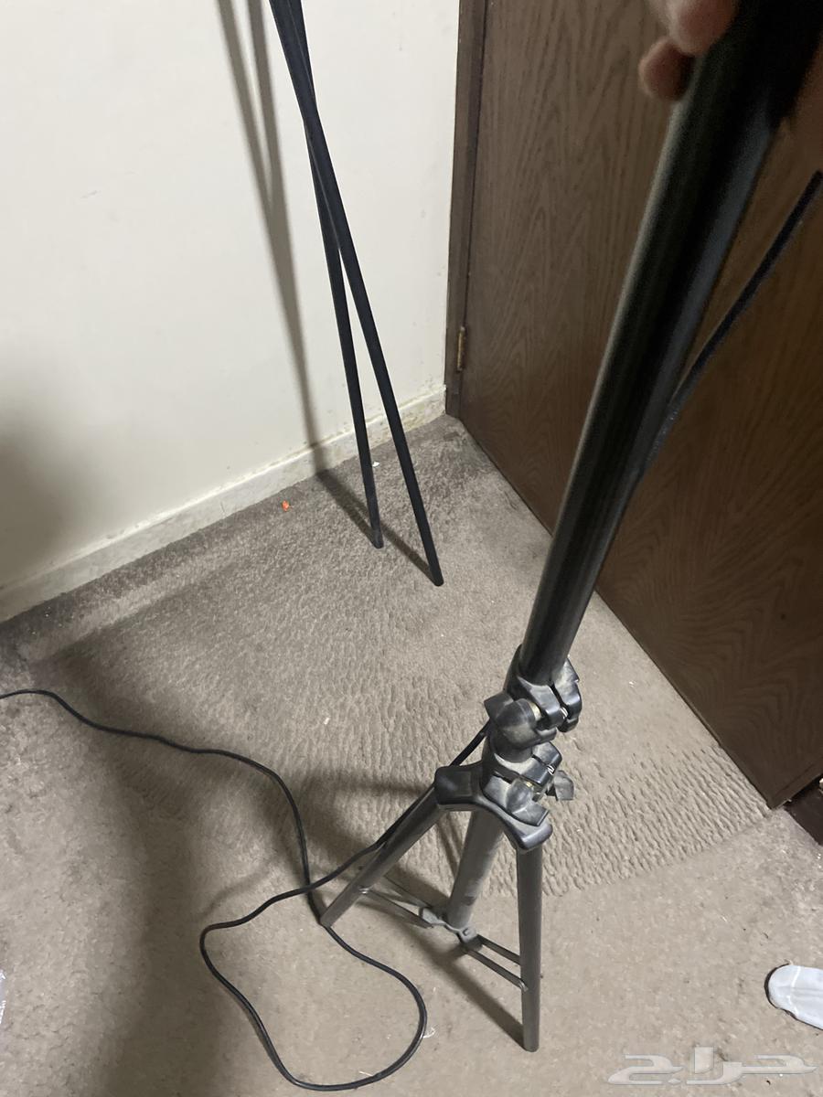 400GB camera lighting with its stand.63253184115715111