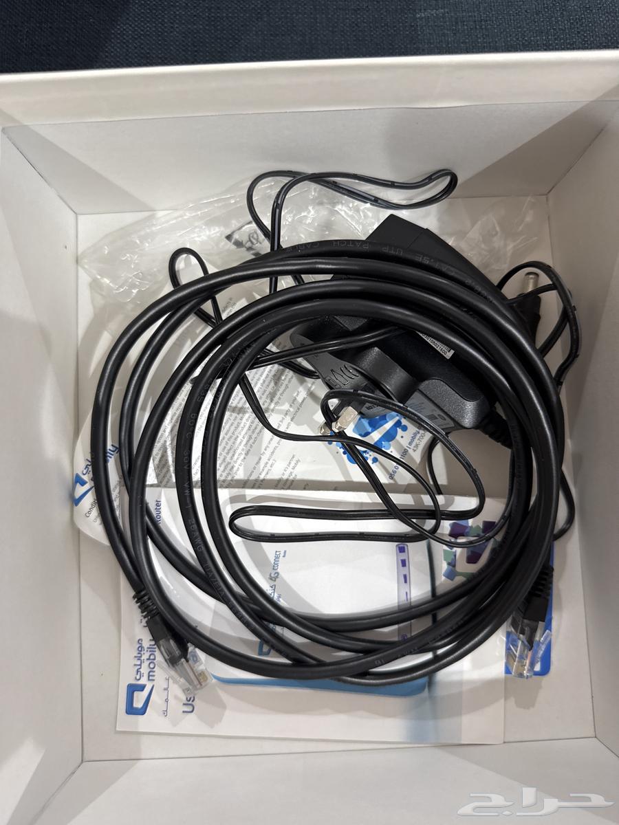 Mobile 4G router with its accessories63251600974466111