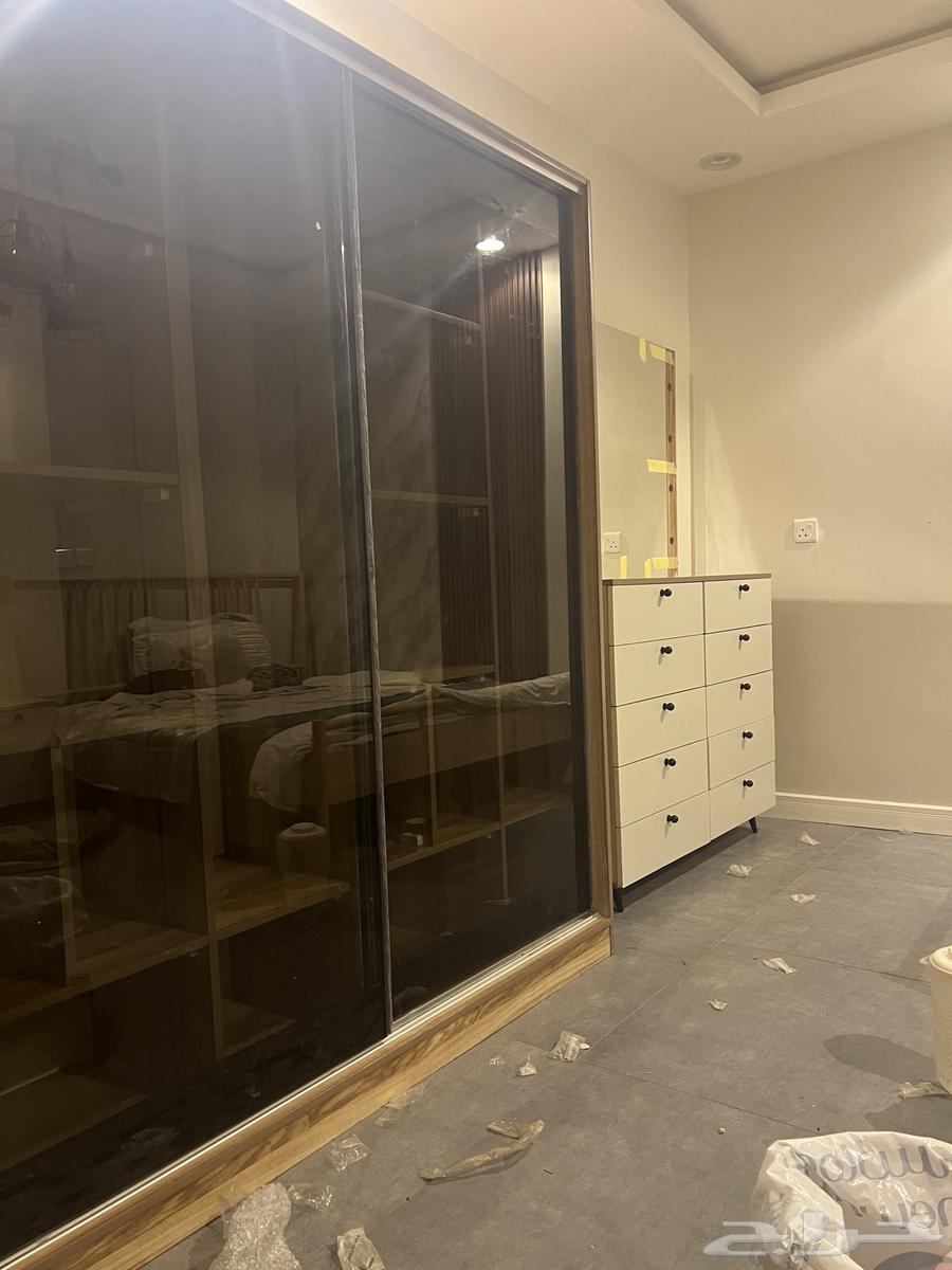 The carpenter installed the bedroom and wardrobe chair.630083992930581125