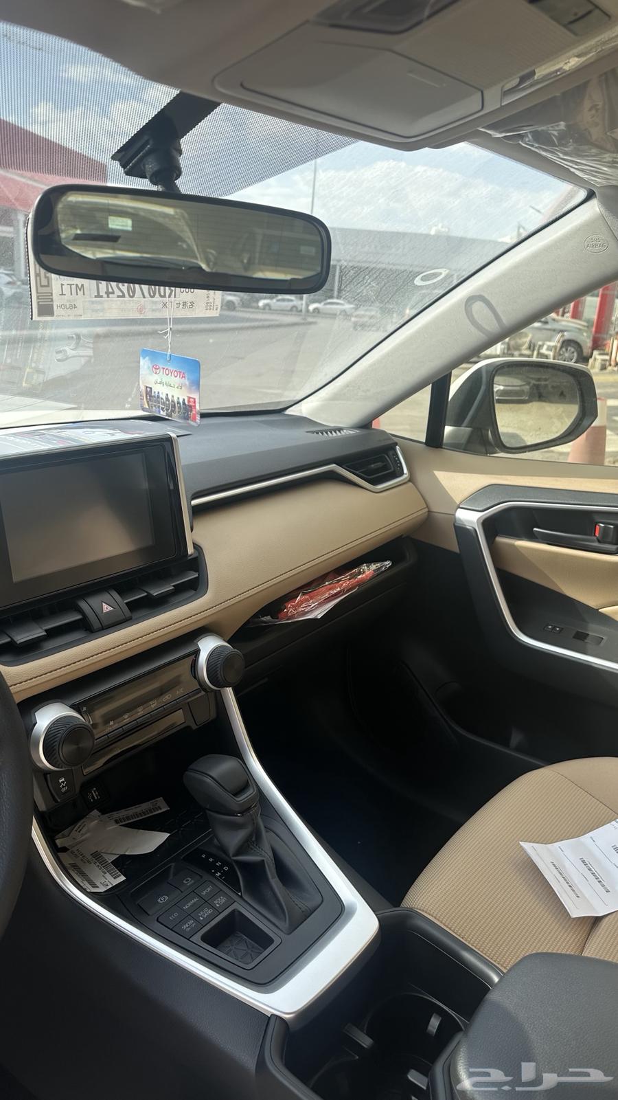 Special offer for 2025 RAV4 LE, double Saudi, 107,500 including tax63365534254594113
