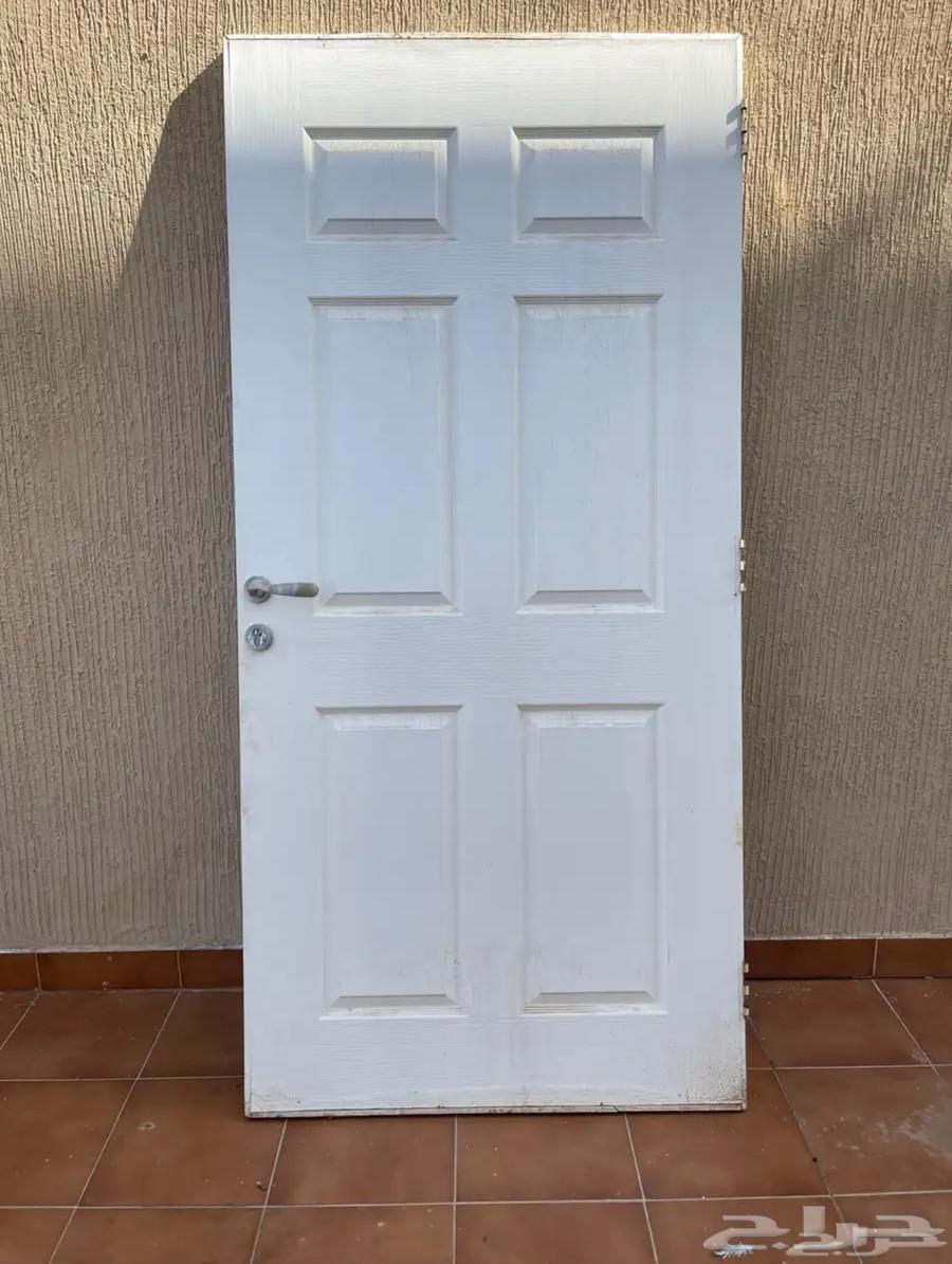 Wooden door with a ring-shaped handle, door latch, and door hinge.63470290341121113