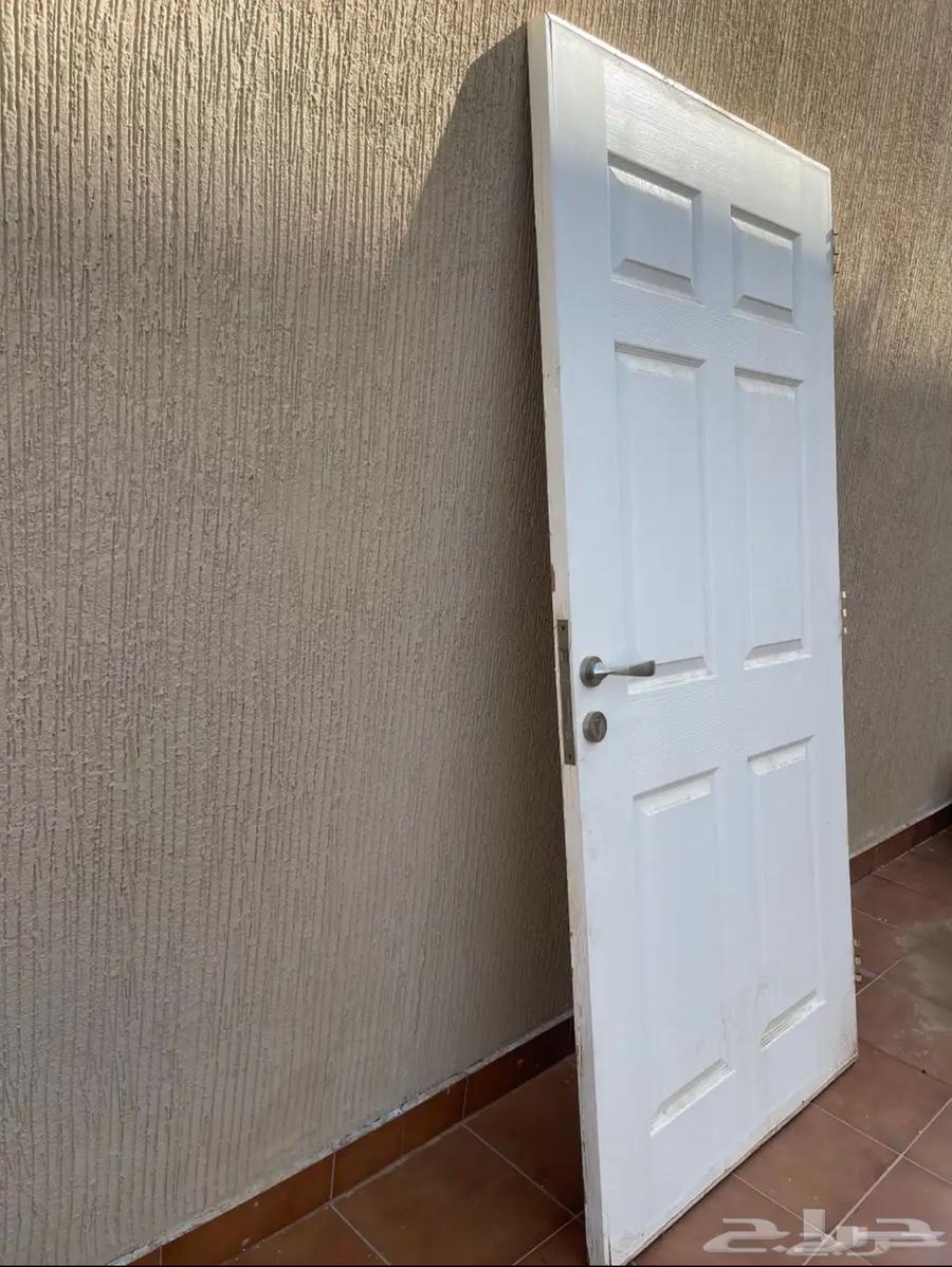 Wooden door with a ring-shaped handle, door latch, and door hinge.63470290341121114