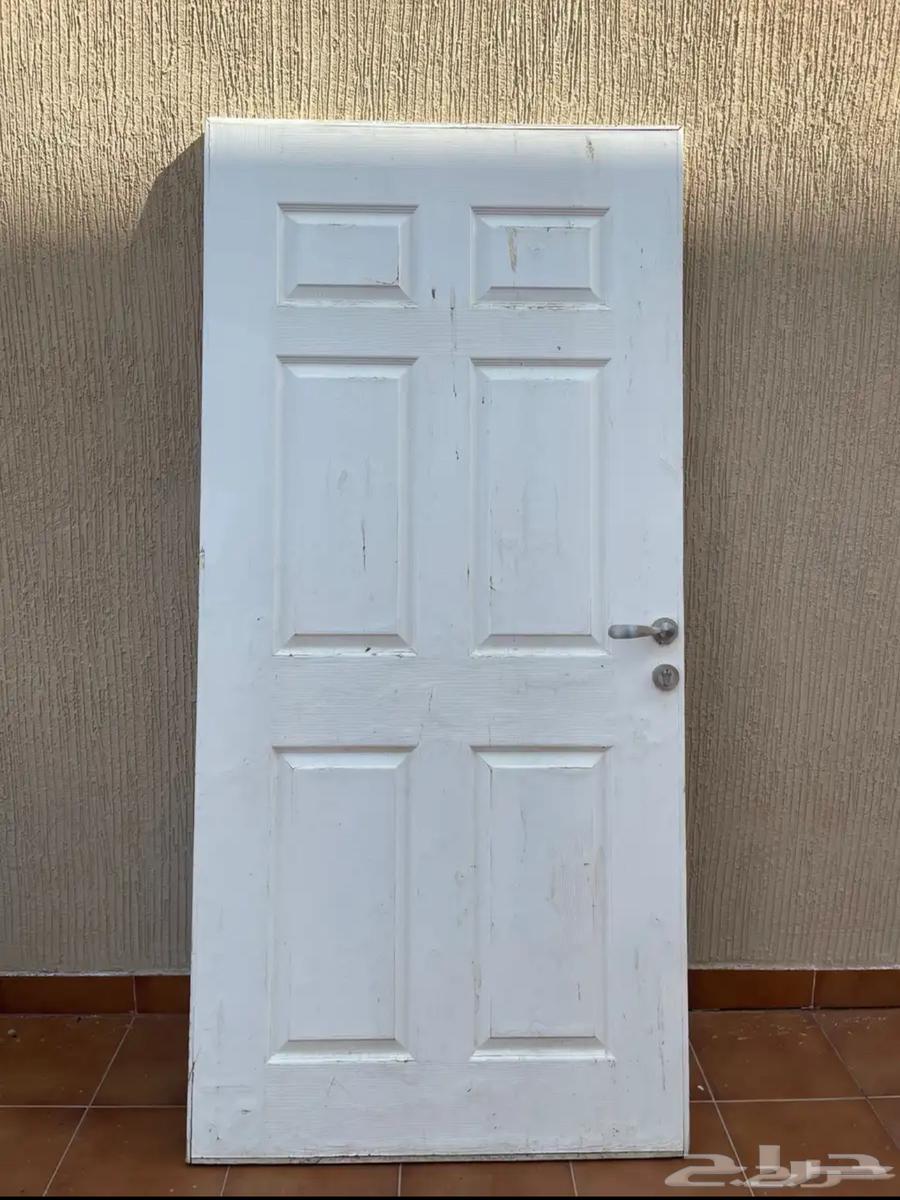 Wooden door with a ring-shaped handle, door latch, and door hinge.63470290341121112