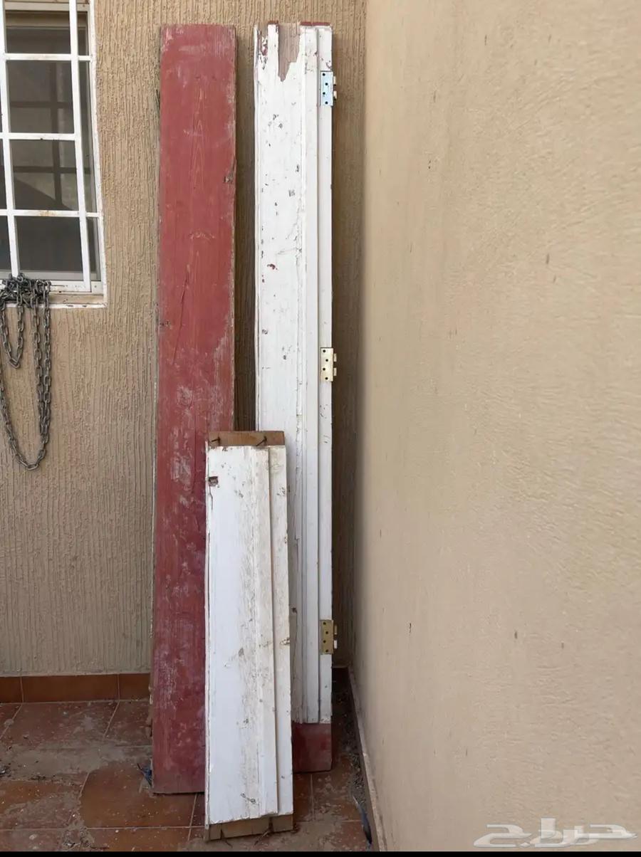 Wooden door with a ring-shaped handle, door latch, and door hinge.63470290341121111