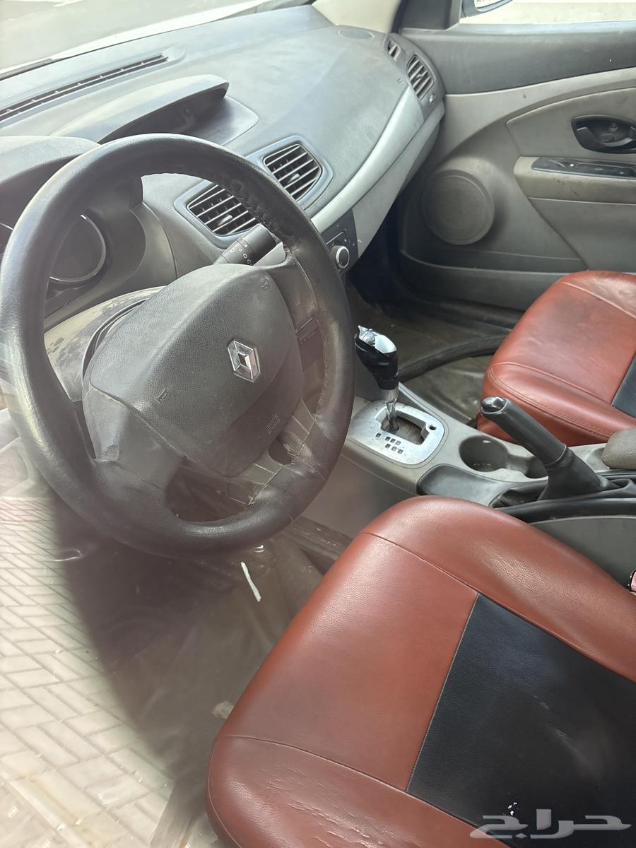 Renault 2011, engine is in good condition, transmission needs a seal replacement.63351702571393114